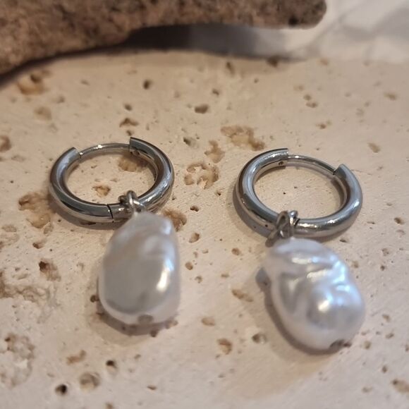 New ZARA Silver Huggie Hoop Earrings with Pearl Drops - Picture 3 of 7